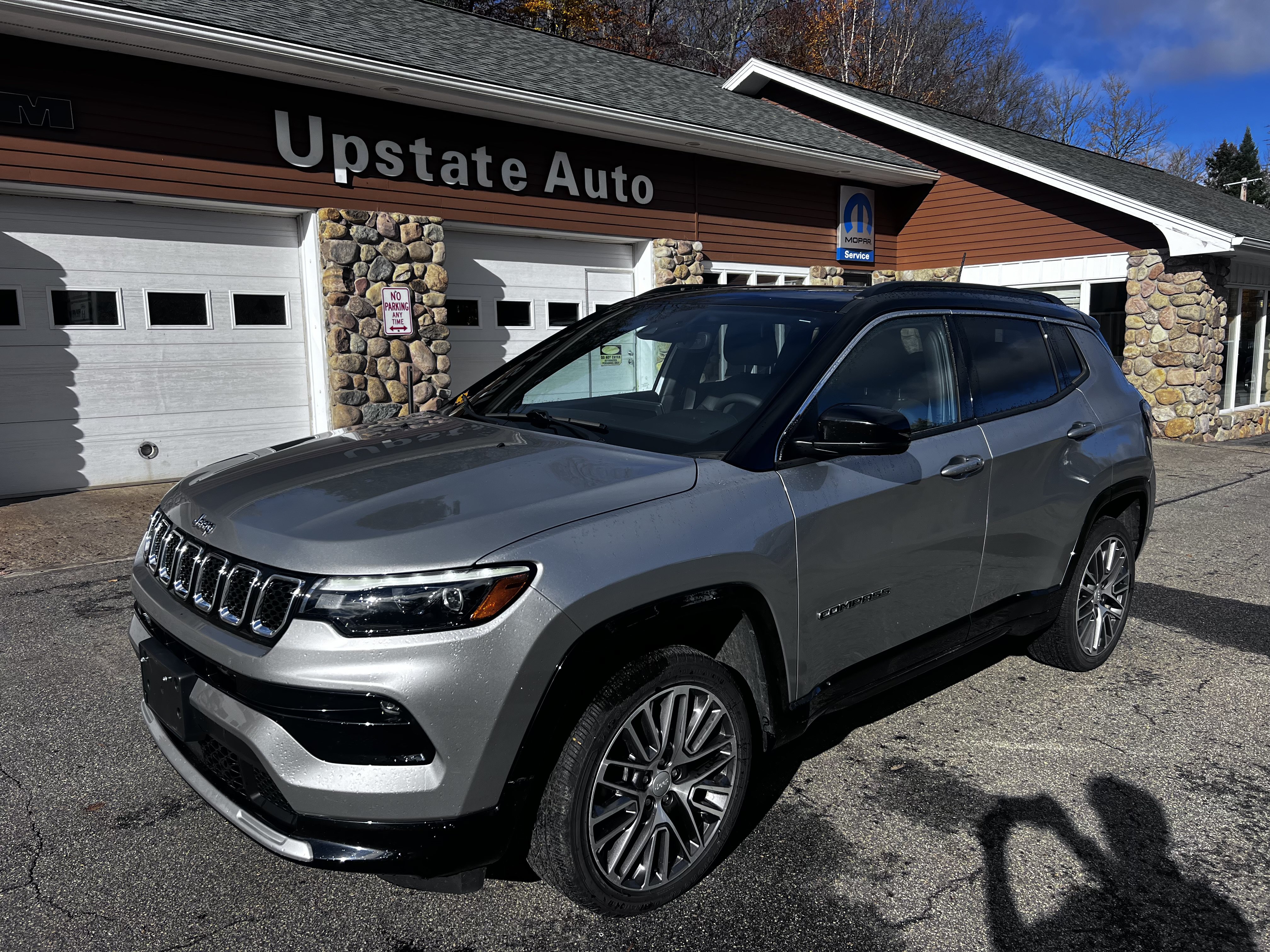 Used 2023 Jeep Compass Limited w/ Elite Group AWD/4WD image 1