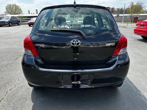 Used 2011 Toyota Yaris 4-Door Hatchback w/ Convenience Pkg image 6