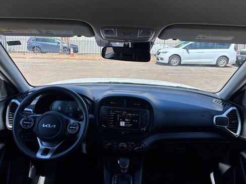 Used 2025 Kia Soul LX w/ LX Technology Package FWD image 31