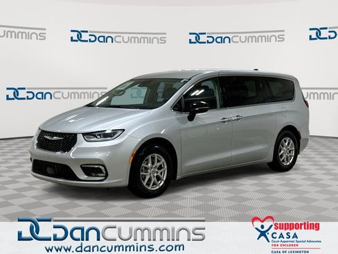 Used 2024 Chrysler Pacifica Touring-L FWD image 1