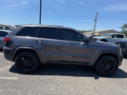 Used 2018 Jeep Grand Cherokee Altitude RWD image 8