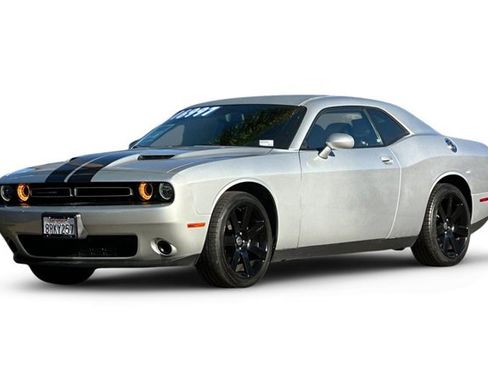 Used 2019 Dodge Challenger SXT image 2