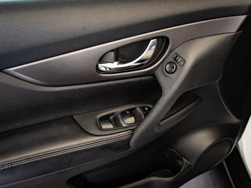 Used 2016 Nissan Rogue SV w/ SV Premium Package image 21