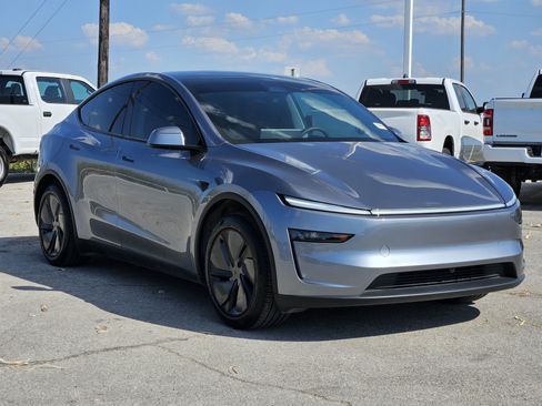 Used 2026 Tesla Model Y 2WD image 3