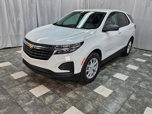 Used 2024 Chevrolet Equinox LS w/ LS Convenience Package FWD image 2