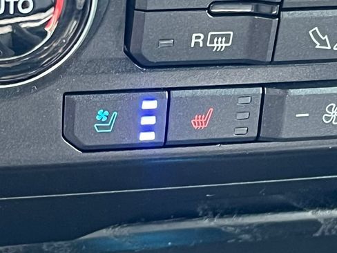 Used 2019 Ford F150 Platinum w/ Equipment Group 701A Luxury AWD/4WD image 31