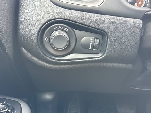 Used 2023 Jeep Renegade Latitude AWD/4WD image 6