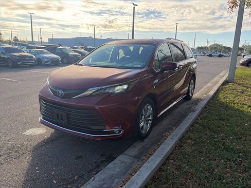 Used 2024 Toyota Sienna XLE image 1