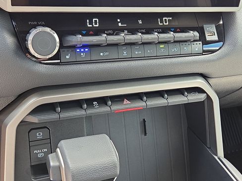 Used 2026 Toyota Tundra Limited AWD/4WD image 19