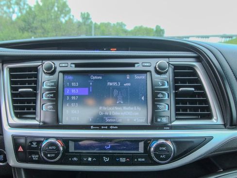 Used 2019 Toyota Highlander SE w/ Nightshade Edition AWD/4WD image 29