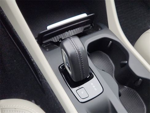 Used 2021 Volvo XC40 T5 Momentum w/ Premium Package image 15