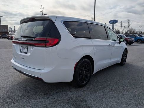 Used 2024 Chrysler Pacifica Touring-L image 11