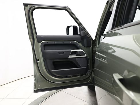 Used 2022 Land Rover Defender 110 SE image 9