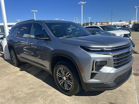 Used 2025 Chevrolet Traverse LT w/ Enhanced Driving Package image 1