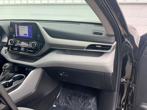 Used 2023 Toyota Highlander L FWD image 21