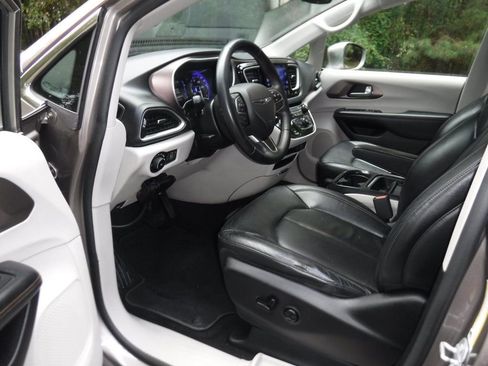 Used 2017 Chrysler Pacifica Touring-L image 10