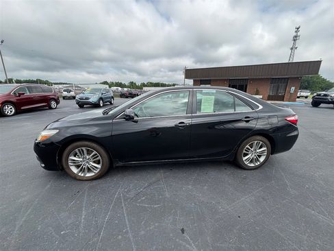 Used 2015 Toyota Camry SE image 2
