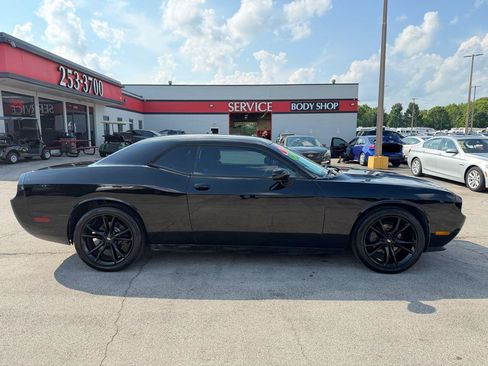 Used 2014 Dodge Challenger SXT RWD image 2