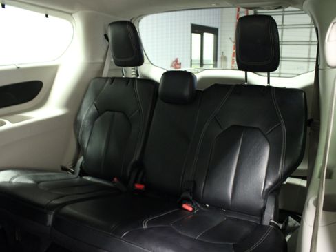 Used 2022 Chrysler Pacifica Touring-L FWD image 14