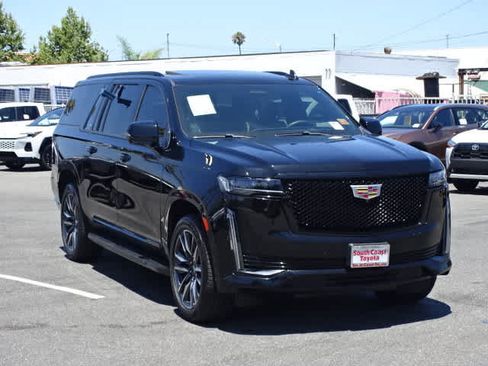 Used 2022 Cadillac Escalade ESV Sport AWD/4WD image 2