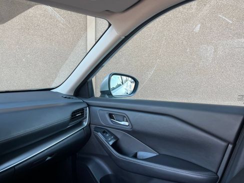 Used 2025 Nissan Rogue SV FWD image 32