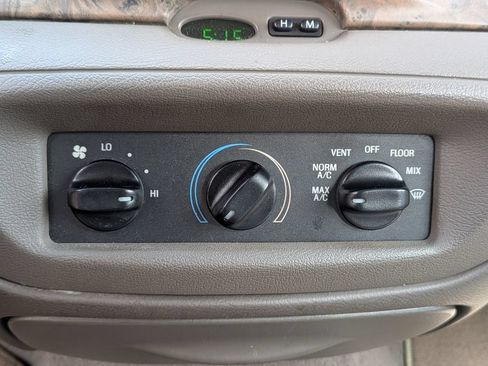 Used 1999 Ford Crown Victoria RWD image 19