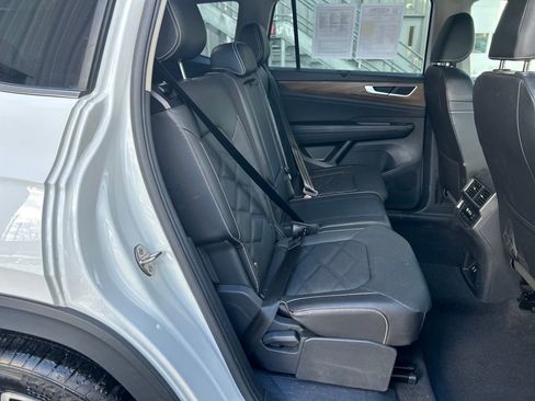 Used 2025 Volkswagen Atlas SE image 27