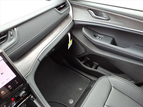 New 2025 Jeep Grand Cherokee L Limited w/ Black Appearance Package image 19