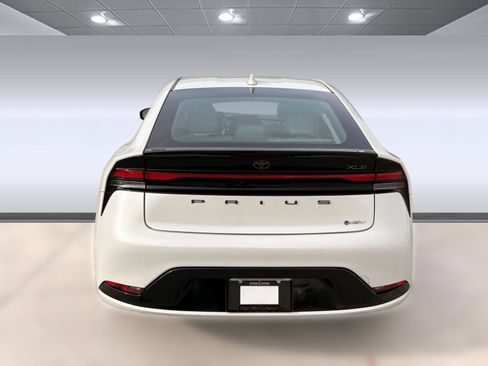 Used 2024 Toyota Prius XLE image 9