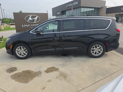 Used 2023 Chrysler Pacifica Touring-L FWD image 8