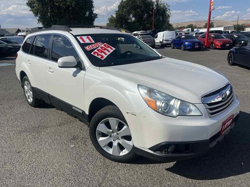 Used 2011 Subaru Outback 2.5i Premium AWD/4WD image 4