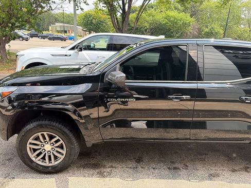 Used 2023 Chevrolet Colorado LT AWD/4WD image 2
