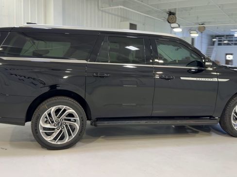 New 2026 Lincoln Navigator L Premier AWD/4WD image 2