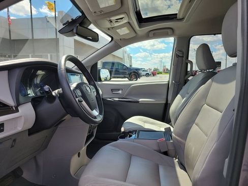 Used 2019 Toyota Sienna XLE w/ XLE Navigation Package FWD image 18