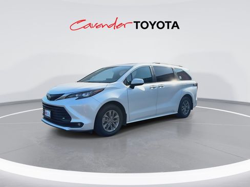 Certified 2025 Toyota Sienna XLE w/ XLE Plus Package FWD image 4