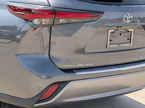 Used 2024 Toyota Highlander Platinum AWD/4WD image 8