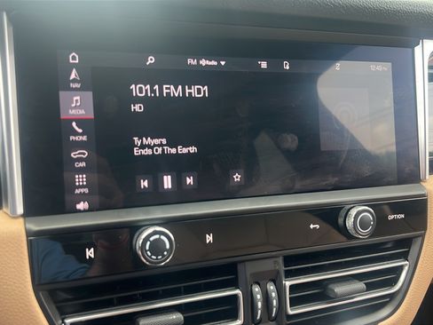 Certified 2023 Porsche Macan AWD/4WD image 26