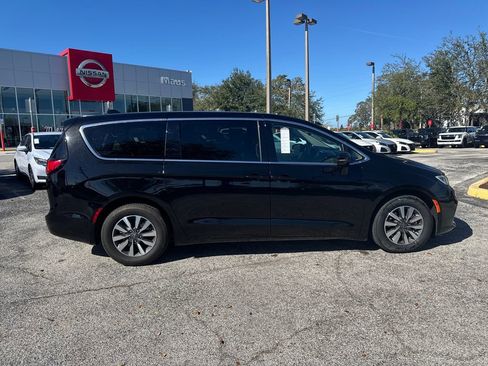 Used 2024 Chrysler Pacifica Select image 8