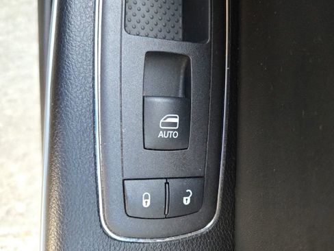 Used 2023 Chrysler 300 Touring w/ Sport Appearance Package image 27