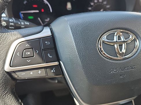 Used 2024 Toyota Sienna XLE FWD image 16