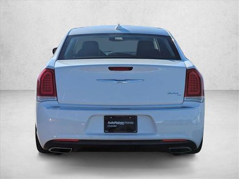 Used 2017 Chrysler 300 C image 6