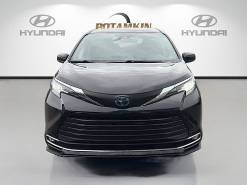 Used 2021 Toyota Sienna XLE FWD image 2