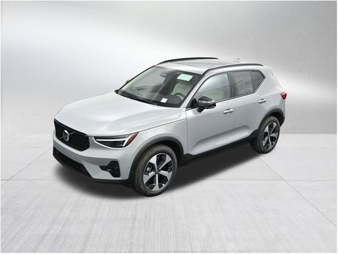 New 2026 Volvo XC40 B5 Plus w/ Protection Package Premier AWD/4WD image 13