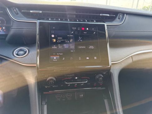 Used 2023 Jeep Grand Cherokee L Laredo image 16