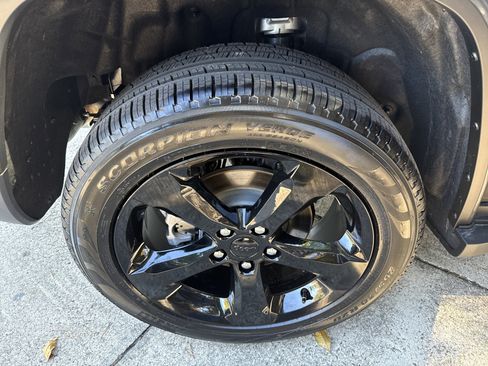 New 2025 Jeep Grand Cherokee Limited w/ Black Appearance Package image 16