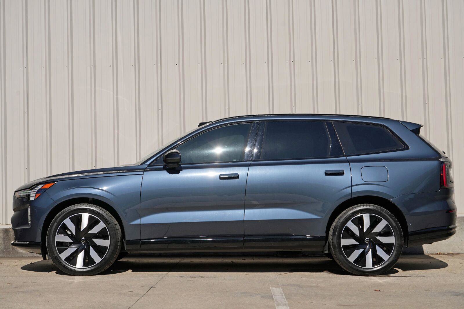 Used 2025 Volvo EX90 Ultra AWD/4WD image 9