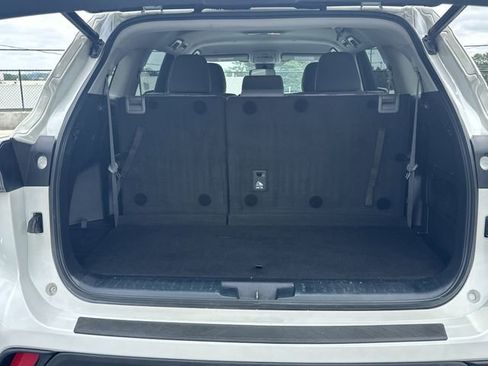 Used 2021 Toyota Highlander LE AWD/4WD image 22