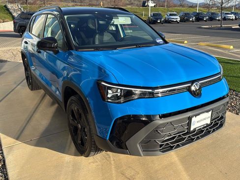 New 2025 Volkswagen Taos SE image 3