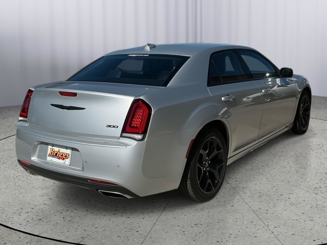 Used 2022 Chrysler 300 Touring L RWD image 5