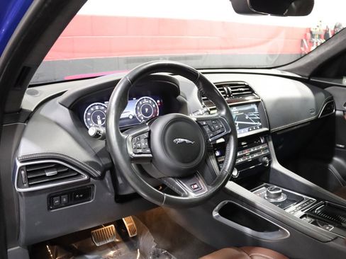 Used 2019 Jaguar F-PACE S image 36